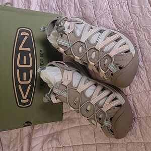 Whisper Keen Women Sandals Size 10 NEW